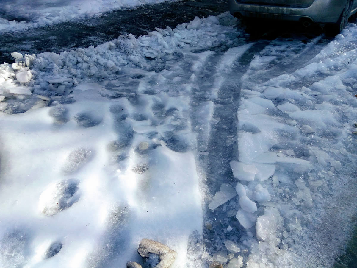 Слушать снег вода. Снеговая вода. Снег и вода. Талый снег. Талая вода из снега.